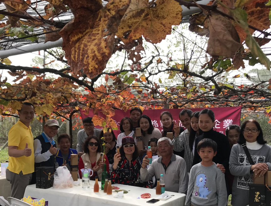 2018年亞格農時尚社會企業尾牙，和公司同仁、茶農，一起在開設的通識社會參與課『社區支持型農業之在地實踐』的農村社區舉辦，充分發揮書中的共善創新精神。