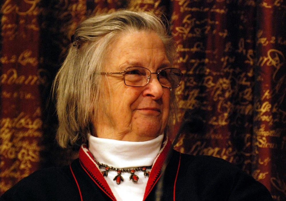 首圖為諾貝爾經濟學獎歷年得獎者中唯一的一位女性--Elinor Ostrom。照片攝於諾貝爾獎記者會。照片來源為維基百科（© Prolineserver 2010 / Wikipedia/Wikimedia Commons / CC BY-SA 3.0）