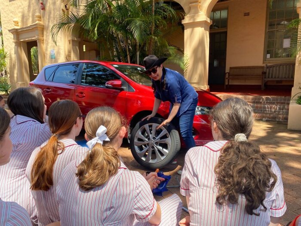 人們喜歡這所學校打破性別刻板印象，並教11年級的女孩們汽車維修和DIY技能