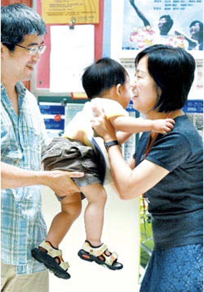 ▲世新大學助理教授彭渰雯（右）、溫炳原夫婦，兩人讓兒子從母姓的過程，充滿了革命色彩，圖中就是從母姓的彭川小朋友。（鄭履中攝）