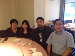 海珊全家（2013年合影），左一為簡海珊博士